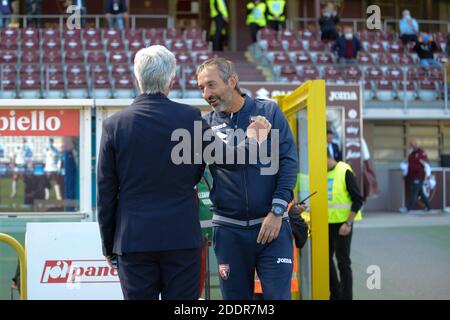 Torino, Italia. 26 settembre 2020. Il capo allenatore Marco Giampaolo di Torino saluta Atalanta in testa al pullman Gian Piero Gasperini nella Serie A partita tra Torino e Atalanta allo Stadio Olimpico di Torino. (Foto: Gonzales Photo - Tommaso Fimiano). Foto Stock