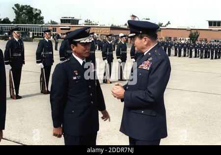 L'aeronautica coreana GEN Eung Yul Yoon, a destra, parla con GEN Robert Mathis, vice capo dello staff dell'aeronautica statunitense, prima della sua partenza dagli Stati Uniti dopo la sua visita. Foto Stock