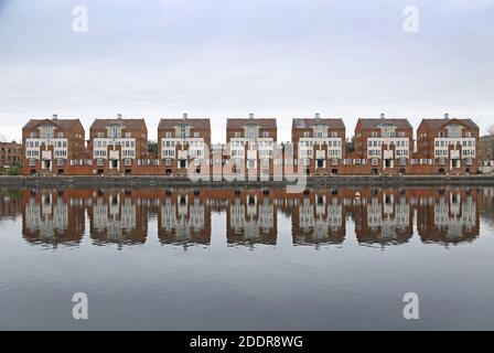 Groenlandia Dock, Rotherhithe, Londra, Regno Unito. Appartamenti lungomare su Finland Street. Costruito negli anni '80 in stile architettonico post-moderno. Foto Stock