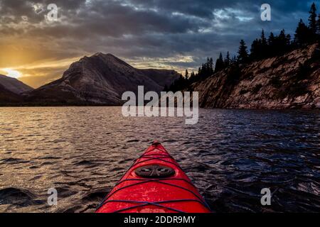 Kayak nel lago Glacier circondato dalle splendide Montagne Rocciose canadesi Montagne Foto Stock