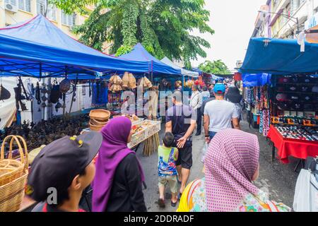 Vivace Gaya Street Domenica mercato a Kota Kinabalu, Malesia Foto Stock