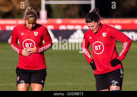 Cardiff, Galles, Regno Unito. 26 Nov 2020. Sophie Evans (L) & Helen Ward (R) del Galles in formazione. Sessione di addestramento delle donne del Galles al vale Resort il 26 Foto Stock