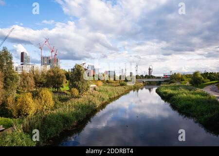 Vista del fiume Lea e dello stadio di Londra dal Northern Parklands nel London Queen Elizabeth Olympic Park, Newham, regno unito Foto Stock