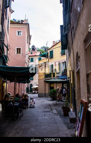 Monterosso al Mare, Italia - 8 luglio 2017: Turisti in un ristorante a Monterosso al Mare Città Vecchia in una giornata estiva Foto Stock