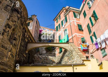 Vernazza, Italia - 8 luglio 2017: Vista di edifici tradizionali colorati in una giornata estiva Foto Stock