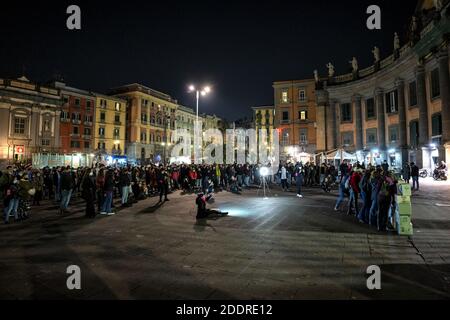 Napoli, Italia. 25 Nov 2020. NAPOLI, ITALIA - 25 NOVEMBRE 25 Giornata internazionale contro la violenza maschile contro le donne, i sessi e i sessi. Molti nodi della rete nazionale di non una di Meno e collettivi femministi hanno organizzato iniziative e flash mob. A Napoli una guarnigione è stata lanciata questa sera in Piazza Dante a seguito di una campagna chiamata Corpinrivolta, per dare centralità ai corpi in attacco ma che si ribellano contemporaneamente alla violenza. (Foto di Alessandro Barone/Pacific Press/Sipa USA) Credit: Sipa USA/Alamy Live News Foto Stock