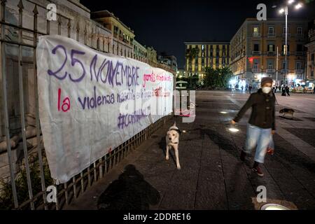 Napoli, Italia. 25 Nov 2020. NAPOLI, ITALIA - 25 NOVEMBRE 25 Giornata internazionale contro la violenza maschile contro le donne, i sessi e i sessi. Molti nodi della rete nazionale di non una di Meno e collettivi femministi hanno organizzato iniziative e flash mob. A Napoli una guarnigione è stata lanciata questa sera in Piazza Dante a seguito di una campagna chiamata Corpinrivolta, per dare centralità ai corpi in attacco ma che si ribellano contemporaneamente alla violenza. (Foto di Alessandro Barone/Pacific Press/Sipa USA) Credit: Sipa USA/Alamy Live News Foto Stock