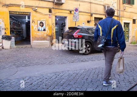 Roma, Italia. 26 Nov 2020. Murale nel quartiere Trastevere di Roma, creato dal streetartista Harrygreb, dedicato a Diego Armando Maradona. (Foto di Matteo Nardone/Pacific Press) Credit: Pacific Press Media Production Corp./Alamy Live News Foto Stock