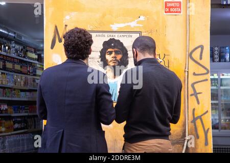 Roma, Italia. 26 Nov 2020. Murale nel quartiere Trastevere di Roma, creato dal streetartista Harrygreb, dedicato a Diego Armando Maradona. (Foto di Matteo Nardone/Pacific Press) Credit: Pacific Press Media Production Corp./Alamy Live News Foto Stock