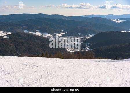 I monti Beskid Sadecki e Krynica Zdroj visti da Jaworzyna Krynka piste da sci Foto Stock