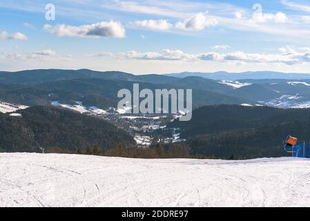 I monti Beskid Sadecki e Krynica Zdroj visti da Jaworzyna Krynka piste da sci Foto Stock