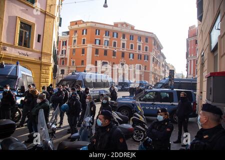 Roma, Italia. 25 Nov 2020. (11/25/2020) Sit-in per protestare contro lo sfratto del Palazzo del Cinema in Piazza dei Sanniti a Roma (Foto di Matteo Nardone/Pacific Press/Sipa USA) Credit: Sipa USA/Alamy Live News Foto Stock