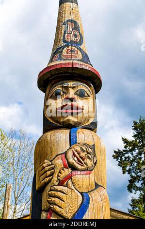 Canadian First Nation scolpito totem pole su Vancouver Island British Columbia Canada.Purpose Foto Stock