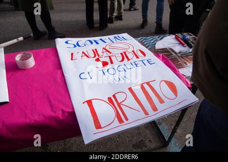 Roma, Italia. 25 Nov 2020. (11/25/2020) questa mattina la polizia ha sfratto il "Cinema Palazzo" nel quartiere di San Lorenzo a Roma (Foto di Matteo Nardone/Pacific Press/Sipa USA) Credit: Sipa USA/Alamy Live News Foto Stock