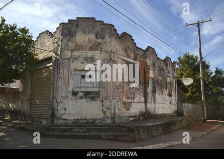 Edificio abbandonato in una città interna, era un negozio di prodotti agricoli con un piccolo mercato di vari prodotti, molto comune nel 60.70.80 Foto Stock