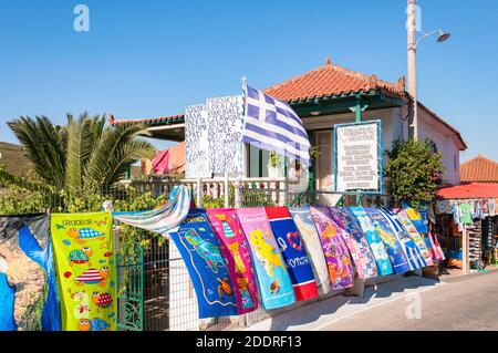 Anafonitria, Zante, Grecia - 27 agosto 2015: Negozio su strada con prodotti locali e souvenirsof isola di Zante Foto Stock