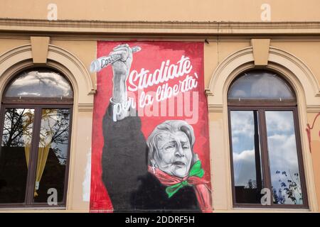 Roma, Italia. 25 Nov 2020. (11/25/2020) UN murale nei pressi di 'Cinema Palazzo' nel quartiere di San Lorenzo a Roma (Foto di Matteo Nardone/Pacific Press/Sipa USA) Credit: Sipa USA/Alamy Live News Foto Stock