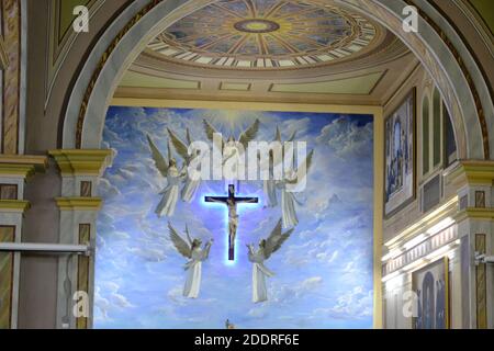 Chiesa cattolica, interno chiesa con croce di Cristo crocifisso e disegni di angeli sul muro, con colonne in dettagli dorati, Brasile, Sud Amer Foto Stock