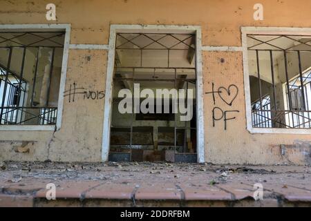 Facciata dell'hotel abbandonata, hotel in località turistica, con pavimento in ceramica, porte e finestre in vetro rotto, foto panoramica, Brasile, Sud America Foto Stock