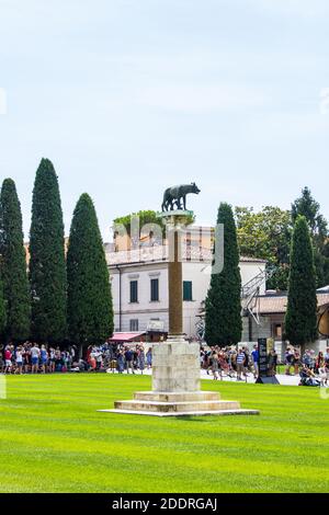 Pisa, Italia - 9 luglio 2017: Veduta dei turisti e del Lupo Capitolino con Romolo e Remo in Piazza dei Miracoli Foto Stock