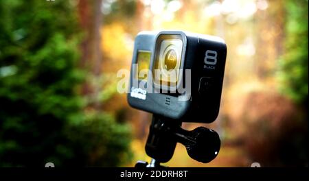 GoPro Hero 8 nera Action camera, primo piano della vista diagonale della piccola actioncam, installata su una testa a sfera a Gifhorn, Germania, 17 novembre 2020 Foto Stock