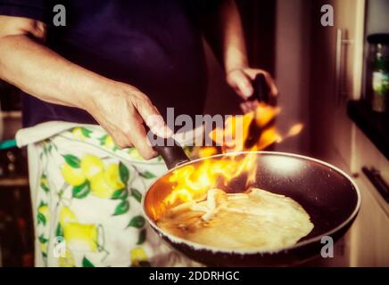 Cucina gourmet creativa a casa: Crepes flambee francese Foto Stock