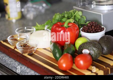 Salsa di fagioli neri speziati con avocado Foto Stock