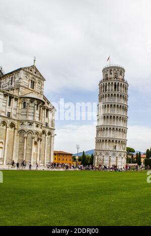 Pisa, Italia - 9 luglio 2017: Veduta della Cattedrale di Pisa, della Torre Pendente e dei turisti in Piazza dei Miracoli in una giornata estiva Foto Stock