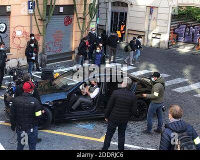 ROM, Italia. 26 Nov 2020. Tom Cruise (M), star di Hollywood, sta girando per un nuovo film "missione impossibile" nelle strette strade interne della città del quartiere Monti. Nel mezzo discute le scene con il team. La settima parte della saga dell'agente 'Missione: Impossibile' sarà pubblicata nei cinema nel 2021. (A dpa 'per Tom Cruise, Roma sta bloccando quasi mezzo quarto') credito: Petra Kaminsky/dpa/Alamy Live News Foto Stock