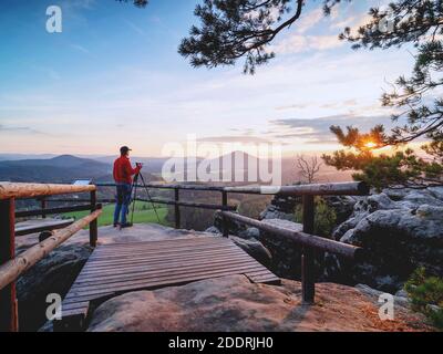 Fotocamera uomo e treppiede per la fotografia landcape sulla piattaforma Vilamina. Popolare meta turistica. Foto Stock