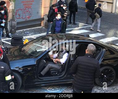 ROM, Italia. 26 Nov 2020. Tom Cruise (M), star di Hollywood, sta girando per un nuovo film "missione impossibile" nelle strette strade interne della città del quartiere Monti. Nel mezzo discute le scene con il team. La settima parte della saga dell'agente 'Missione: Impossibile' sarà pubblicata nei cinema nel 2021. (A dpa 'per Tom Cruise, Roma sta bloccando quasi mezzo quarto') credito: Petra Kaminsky/dpa/Alamy Live News Foto Stock