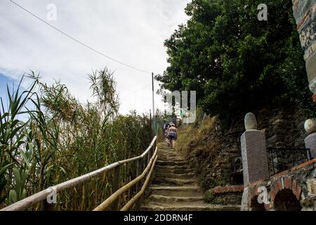 Cinque Terre, Italia - 8 luglio 2017: Scale sul sentiero escursionistico da Corniglia a Vernazza Foto Stock