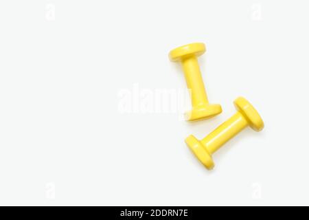 Manubri gialli isolati su sfondo bianco. Vista dall'alto. Foto Stock