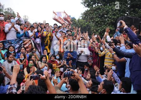 Dhaka, Bangladesh. 26 Nov 2020. Bangladesh Chhartra (studente) League ha organizzato una processione anti-comunalismo e anti-terrorismo nel campus dell'Università di Dhaka nel contesto della controversia sulla costruzione della scultura di Banghu Sheikh Mujibur Rahman. Credit: Md. Rakibul Hasan/ZUMA Wire/Alamy Live News Foto Stock