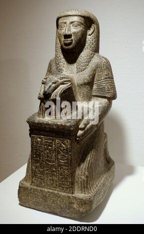 Statua inginocchiata di Yupa, scriba della faroah Ramesses II, Egitto, nuovo Regno, XIX dinastia, c.. 1279-1213 a.C., granito nero Foto Stock
