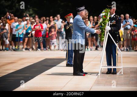 Il presidente della Korean War Veterans Association, Inc. Larry Kinard e l'ambasciatore della Repubblica di Corea Ahn ho-Young hanno deposto una corona alla tomba del Milite Ignoto nel cimitero nazionale di Arlington Foto Stock