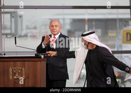 Ben Gurion, Israele. 26 Nov 2020. Il primo ministro israeliano Benjamin Netanyahu partecipa a una cerimonia di benvenuto per il primo volo commerciale flydubai all'aeroporto internazionale ben-Gurion in Israele giovedì 26 novembre 2020. Foto in piscina di Emil Salman/UPI Credit: UPI/Alamy Live News Foto Stock