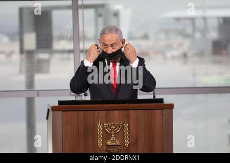 Ben Gurion, Israele. 26 Nov 2020. Il primo ministro israeliano Benjamin Netanyahu partecipa a una cerimonia di benvenuto per il primo volo commerciale flydubai all'aeroporto internazionale ben-Gurion in Israele giovedì 26 novembre 2020. Foto in piscina di Emil Salman/UPI Credit: UPI/Alamy Live News Foto Stock