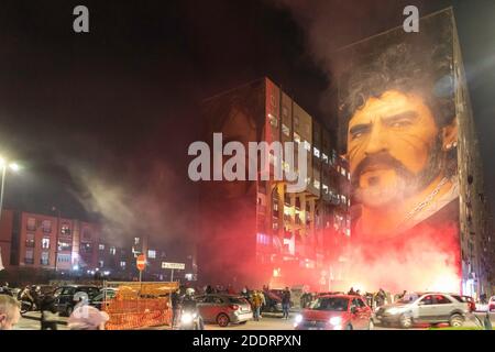 Napoli, Italia. 25 Nov 2020. I napoletani scesero per le strade per ricordare Maradona nei pressi dei murales creati dall'artista Jorit nel sobborgo di San Giovanni A teduccio. In occasione della morte di Maradona, i napoletani hanno appena appreso la notizia della morte del loro 'pire de oro', o Golden Boy, uno dei più grandi giocatori di calcio di tutti i tempi. Maradona aveva giocato nella città napoletana per 7 anni, e aiutò Napoli a vincere molti trofei. Credit: Fabio Sasso/ZUMA Wire/Alamy Live News Foto Stock