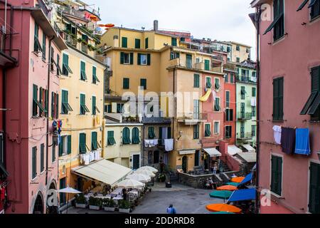 Vernazza, Italia - 8 luglio 2017: Vista di edifici tradizionali colorati in un giorno di sole Foto Stock