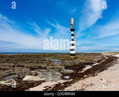 Torre di navigazione per la spedizione sulla spiaggia di Pointe de Penmarcc'h in Finisterre Bretagna nord-ovest Francia. Foto Stock