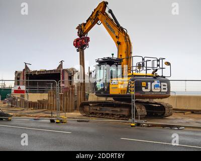 Costruzione del nuovo Regent Cinema sul lungomare di Redcar macchina di palificazione di fogli che installa le pile alla zona di terrazzo sud del cinema Foto Stock