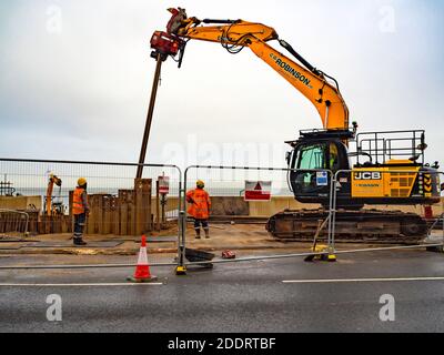 Costruzione del nuovo Regent Cinema sul lungomare di Redcar macchina di palificazione di fogli che installa le pile alla zona di terrazzo sud del cinema Foto Stock