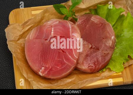 Tonno crudo round steak pronto per il grill Foto Stock