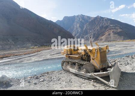 Enorme scarico a rulli statici Bulldozer escavatore per costruzioni stradali (attrezzatura per veicoli di ingegneria utilizzata nelle strade moderne per compattare il terreno SAN Foto Stock