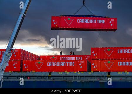 Stevedores scarico Canadian Tire Container Crate, Lynnterm Terminal, Porto di Vancouver, North Vancouver, British Columbia, Canada Foto Stock