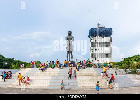 La gigantesca statua di Lapulapu al Parco Rizal a Manila, Filippine Foto Stock