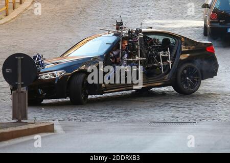 Roma, Italia. 26 Nov 2020. L'attore Tom Cruise e l'attrice Hayley Atwell durante un inseguimento ad alta velocità con la polizia italiana sul set del film Missione Impossible 7 in Via Panisperna. Roma (Italia), 26 novembre 2020 Photo Samantha Zucchi Insifefoto Credit: Insifefoto srl/Alamy Live News Foto Stock