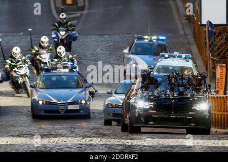 Roma, Italia. 26 Nov 2020. L'attore Tom Cruise e l'attrice Hayley Atwell durante un inseguimento ad alta velocità con la polizia italiana sul set del film Missione Impossible 7 in Via Panisperna. Roma (Italia), 26 novembre 2020 Photo Samantha Zucchi Insifefoto Credit: Insifefoto srl/Alamy Live News Foto Stock