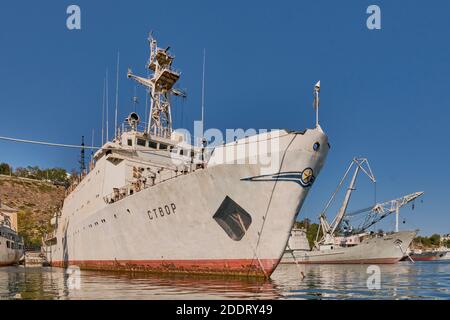 Sevastopol, Russia - 26 settembre 2020: Imbarcazione idrografica Stvor, ormeggiata nel porto di Sevastopol. Flotta del Mar Nero della Russia. Foto Stock